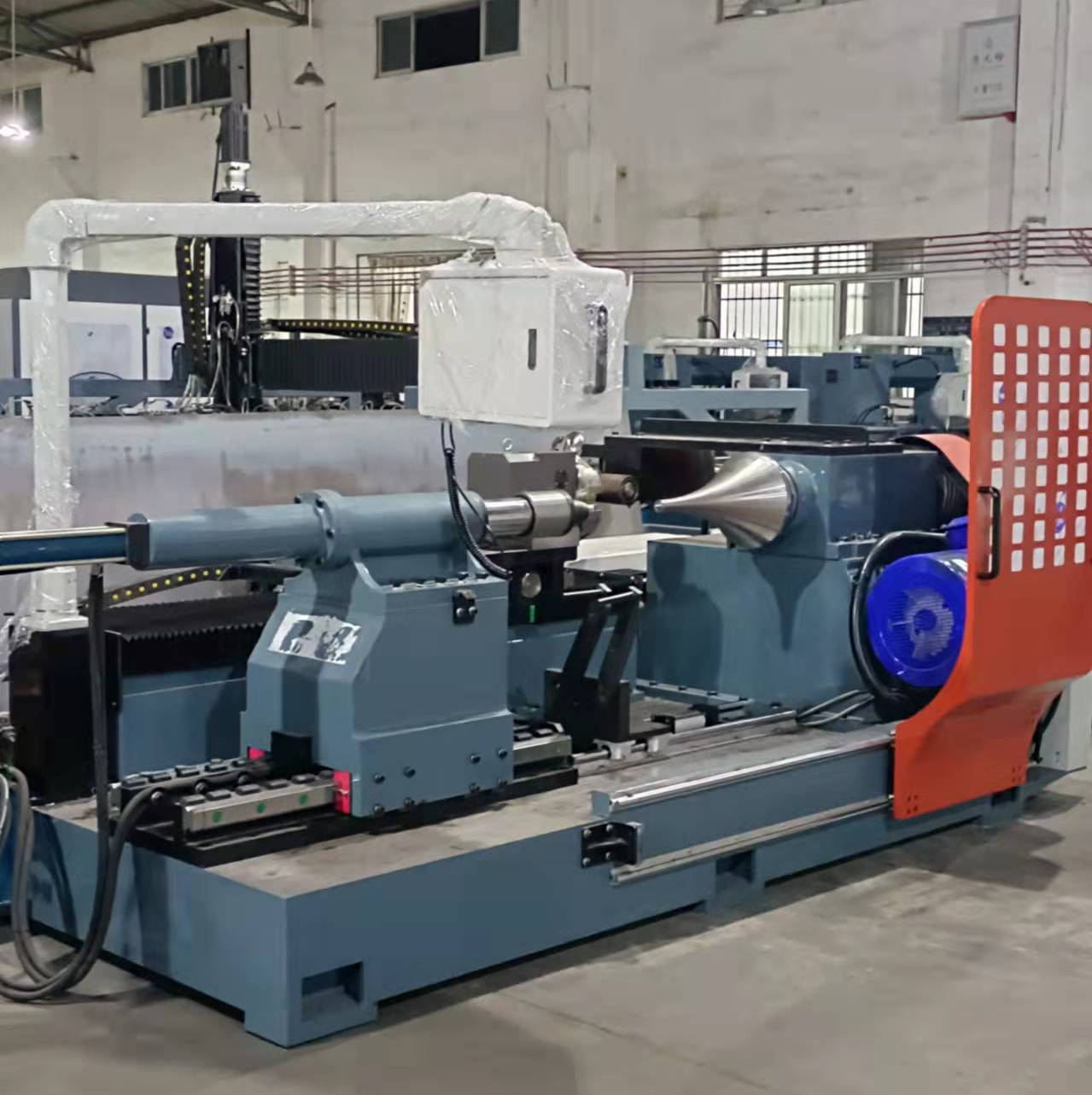 自動旋壓機 600型(xing)長錐筒數控旋(xuán)壓成型